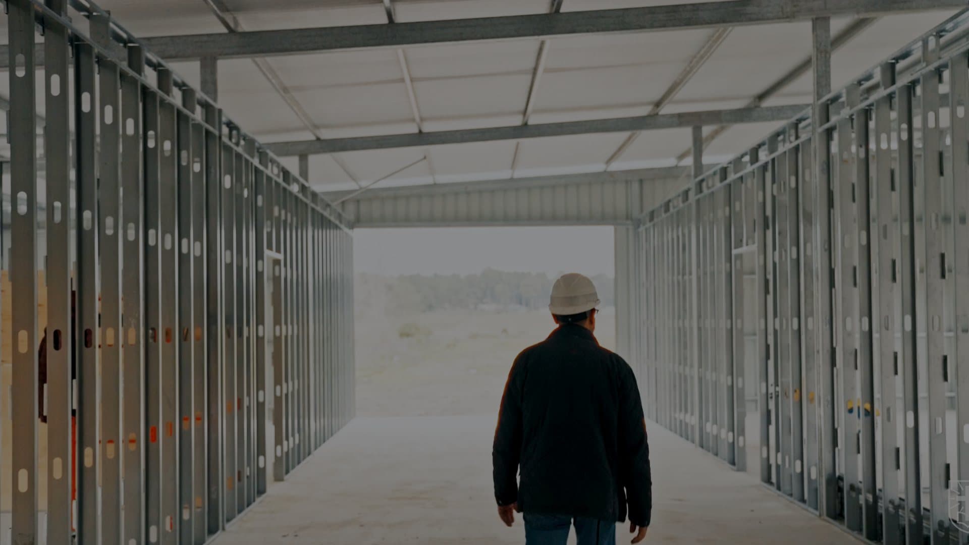 Avance del capítulo 01: el arquitecto camina por el pasillo de la obra hacia la luz